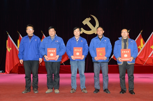 精益改善優(yōu)秀單位與公司領(lǐng)導(dǎo)合影_副本.jpg
