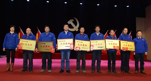 襄軸公司先進(jìn)集體與公司領(lǐng)導(dǎo)合影_副本_副本.jpg