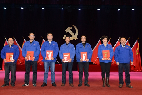 “董事長特別獎”獲得者與公司領(lǐng)導(dǎo)合影_副本.jpg