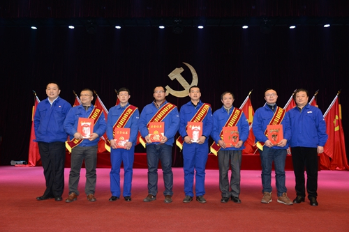 襄軸公司勞動模范與公司領(lǐng)導(dǎo)合影_副本.jpg